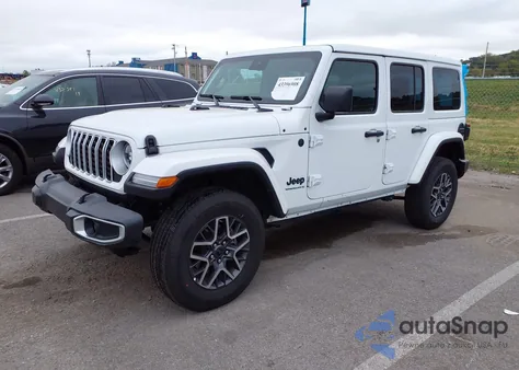 2025 Jeep Wrangler 4-Door Sahara 4X4 z USA, uszkodzony, nr VIN 1C4PJXEN3SW570518